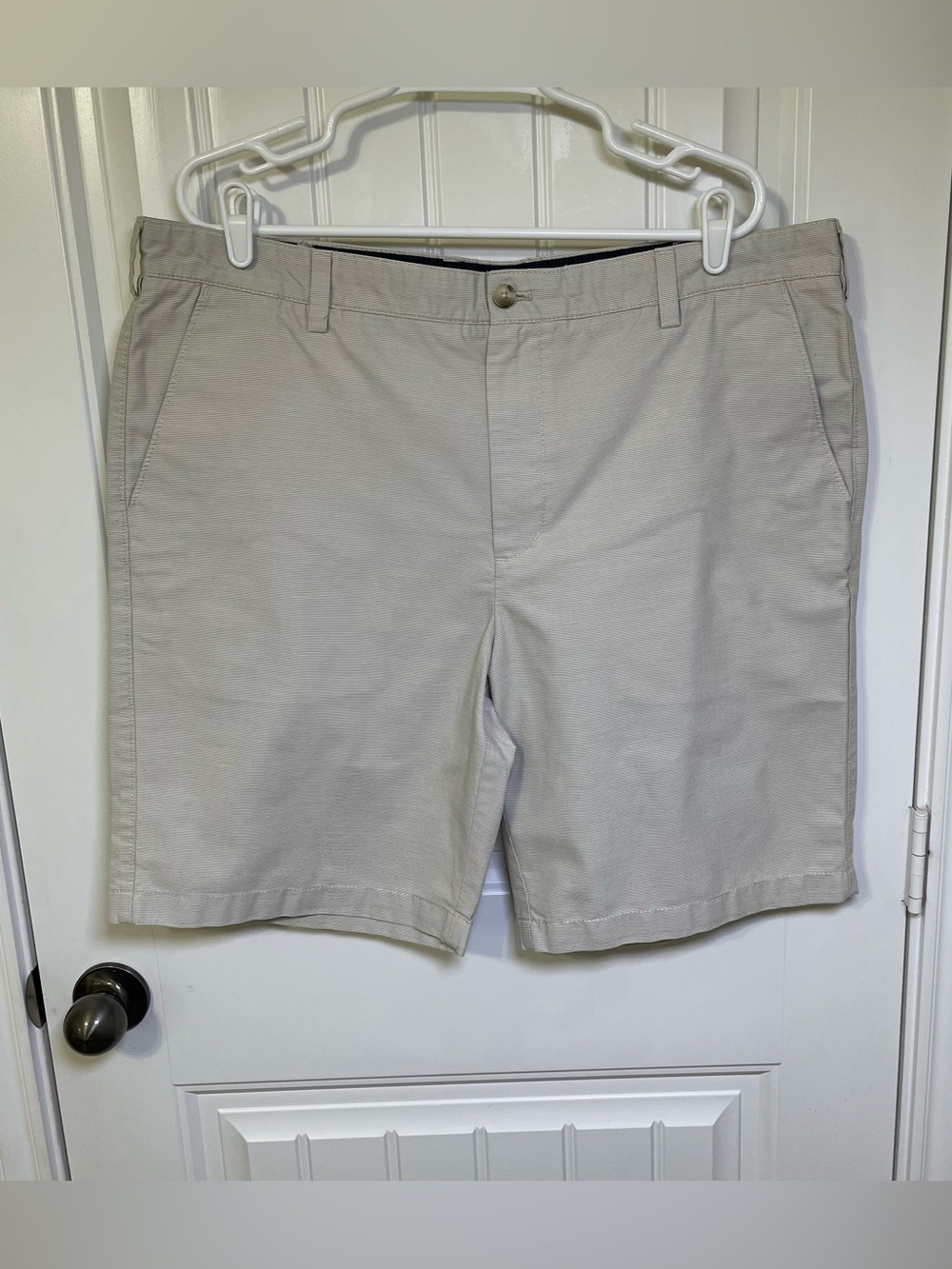 Van Heusen Never Tuck Mens Chino Shorts 40x9.5 Beige Fine Seersucker Stripe